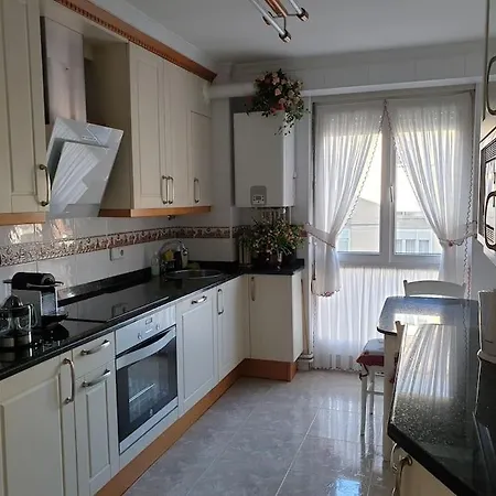 Lejlighed Con Garaje. Luminoso Y Confortable *